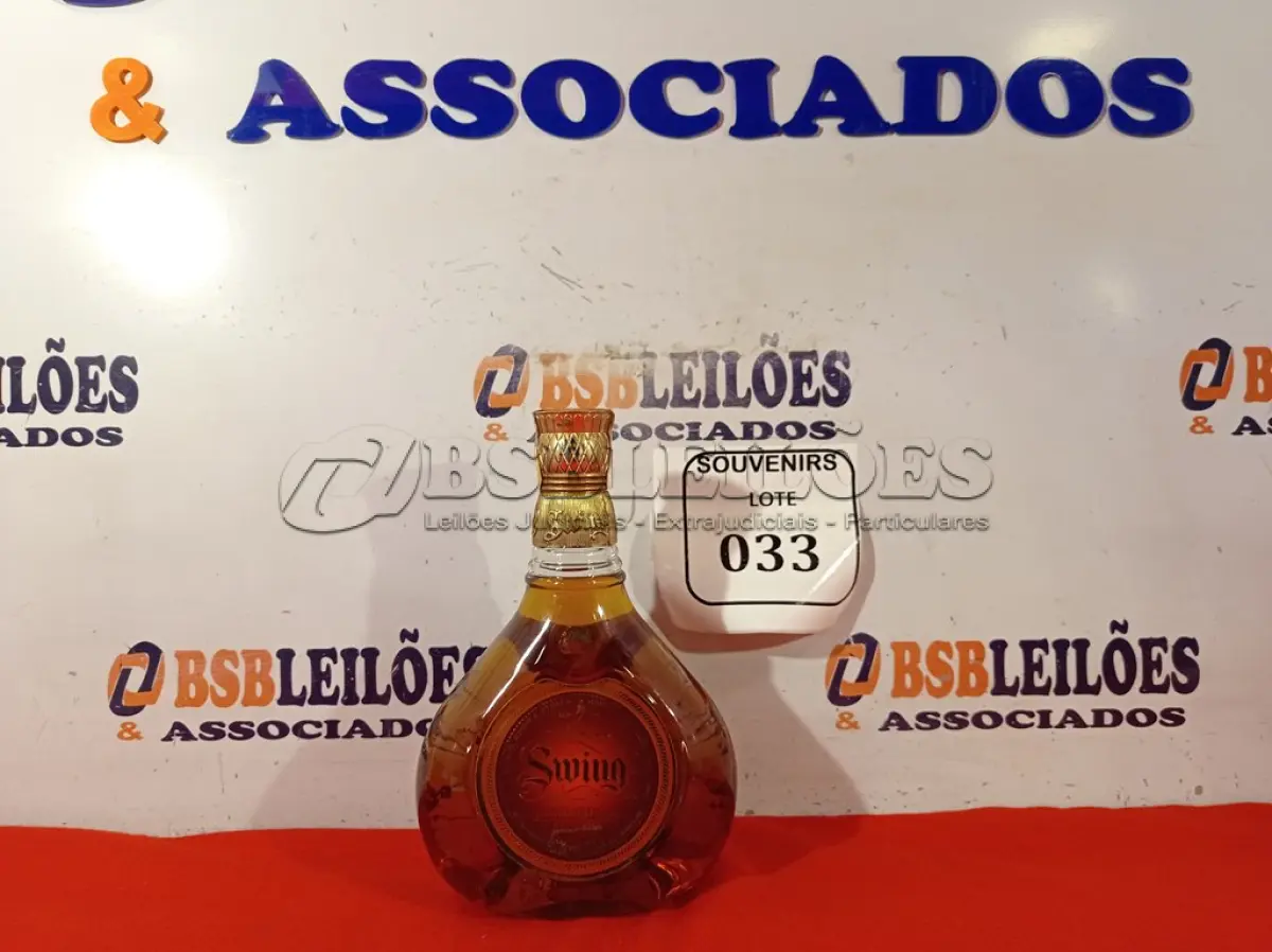 LOTE 033 - 01 GARRAFA DE WHISKY JOHNNIE WALKER SWING 75CL LACRADO. (NO ESTADO EM QUE SE ENCONTRA) ATENÇÃO! FAZER A VISITAÇÃO ANTES DE ARREMATAR, NÃO SABEMOS SE FUNCIONA. LEILÃO NÃO TEM GARANTIA E NEM DEVOLUÇÃO, SUJEITO A POSSÍVEIS AVARIAS VISÍVEIS/OCULTAS E/OU AUSÊNCIA DE COMPONENTES.  