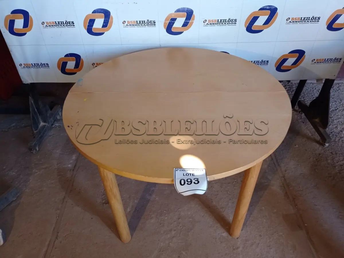 LOTE 093 - 01 MESA REDONDA DE MADEIRA COM AVARIAS (DINING TABLE). (NO ESTADO EM QUE SE ENCONTRA. SUJEITO A AVARIAS OCULTAS/VISÍVEIS.) AV9374G