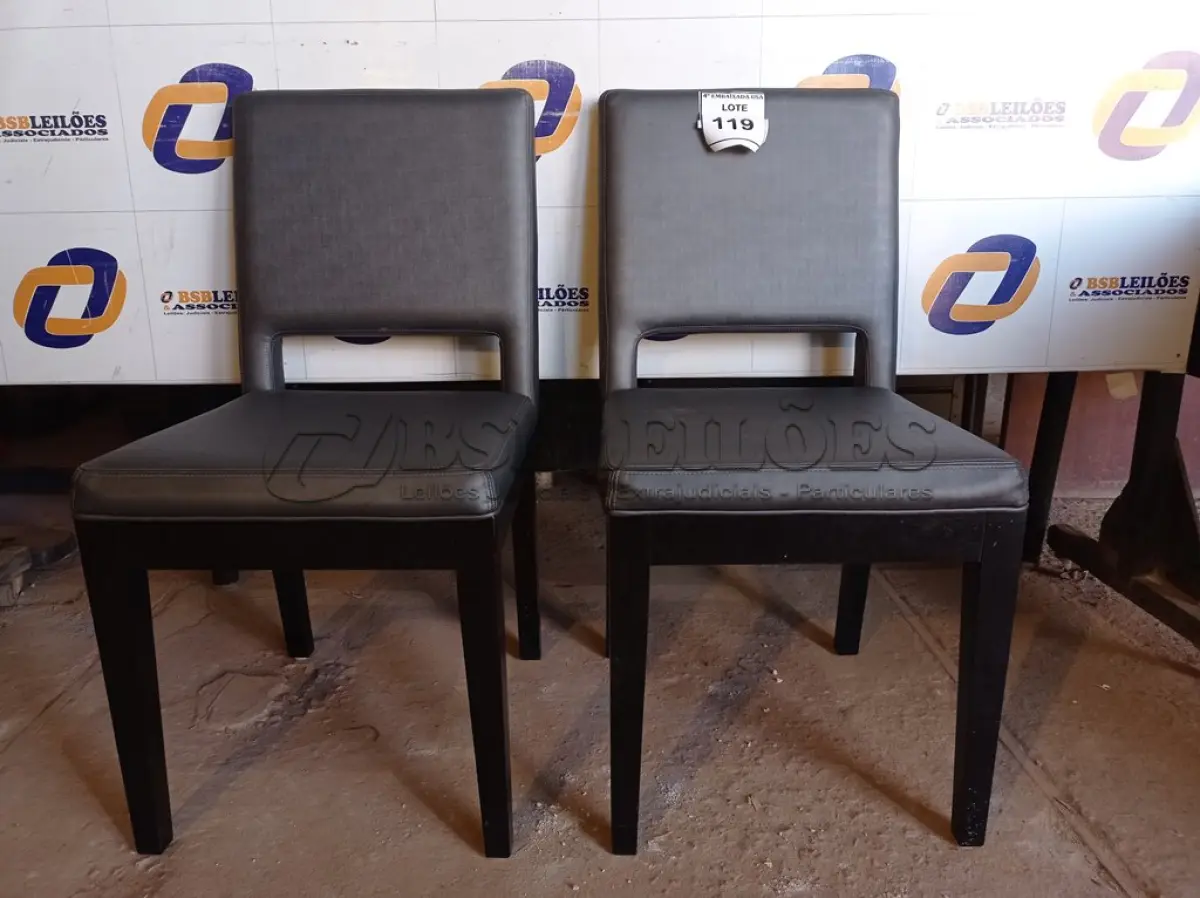 LOTE 119 - 02 CADEIRAS COM BASE EM MADEIRA (OFFICE CHAIR). (NO ESTADO EM QUE SE ENCONTRA. SUJEITO A AVARIAS OCULTAS/VISÍVEIS.) BF8478M, BF8478N