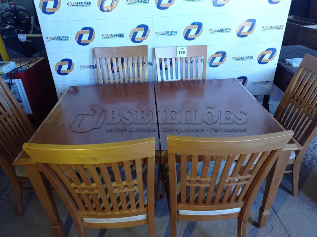 LOTE 176 - 01 MESA EM MADEIRA COM 6 CADEIRAS (DINING TABLE E CHAIR). (NO ESTADO EM QUE SE ENCONTRA. SUJEITO A AVARIAS OCULTAS/VISÍVEIS.) AV9855F, AV9918R, AV9599S, AV9918P, AV9599P, AV9599N, AV9599R