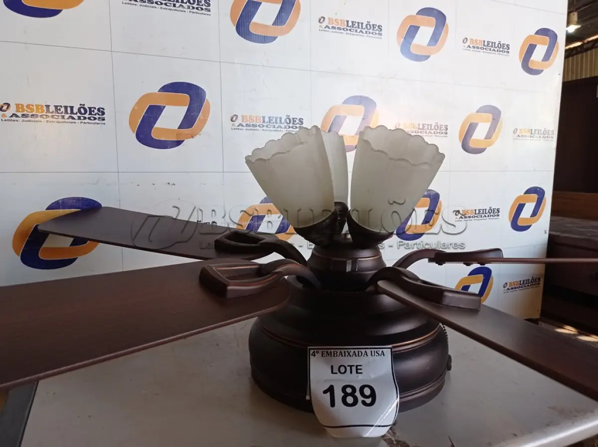 LOTE 189 - 01 VENTILADOR DE TETO COM PALETAS EM MADEIRA (1 WITH CEILING FANS). (NO ESTADO EM QUE SE ENCONTRA. SUJEITO A AVARIAS OCULTAS/VISÍVEIS.)0000057