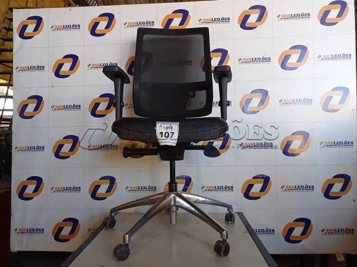 LOTE 107 - 01 CADEIRA PARA ESCRITORIO (OFFICE CHAIR. (NO ESTADO EM QUE SE ENCONTRA. SUJEITO A AVARIAS OCULTAS/VISÍVEIS.) AU2457B