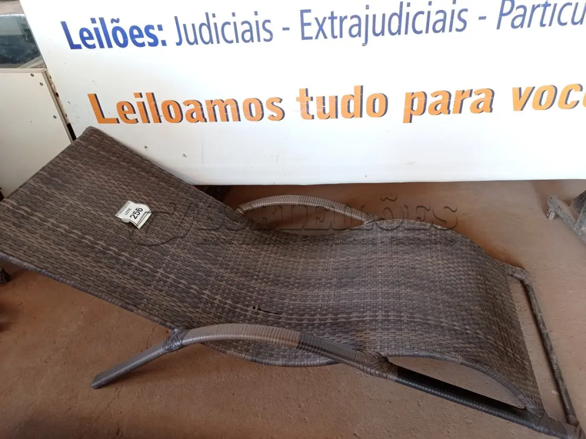 LOTE 256 - 01 ESPREGUIÇADEIRA PARA PISCINA (LOUNGE CHAIR). (NO ESTADO EM QUE SE ENCONTRA. SUJEITO A AVARIAS OCULTAS/VISÍVEIS.) AV9505K