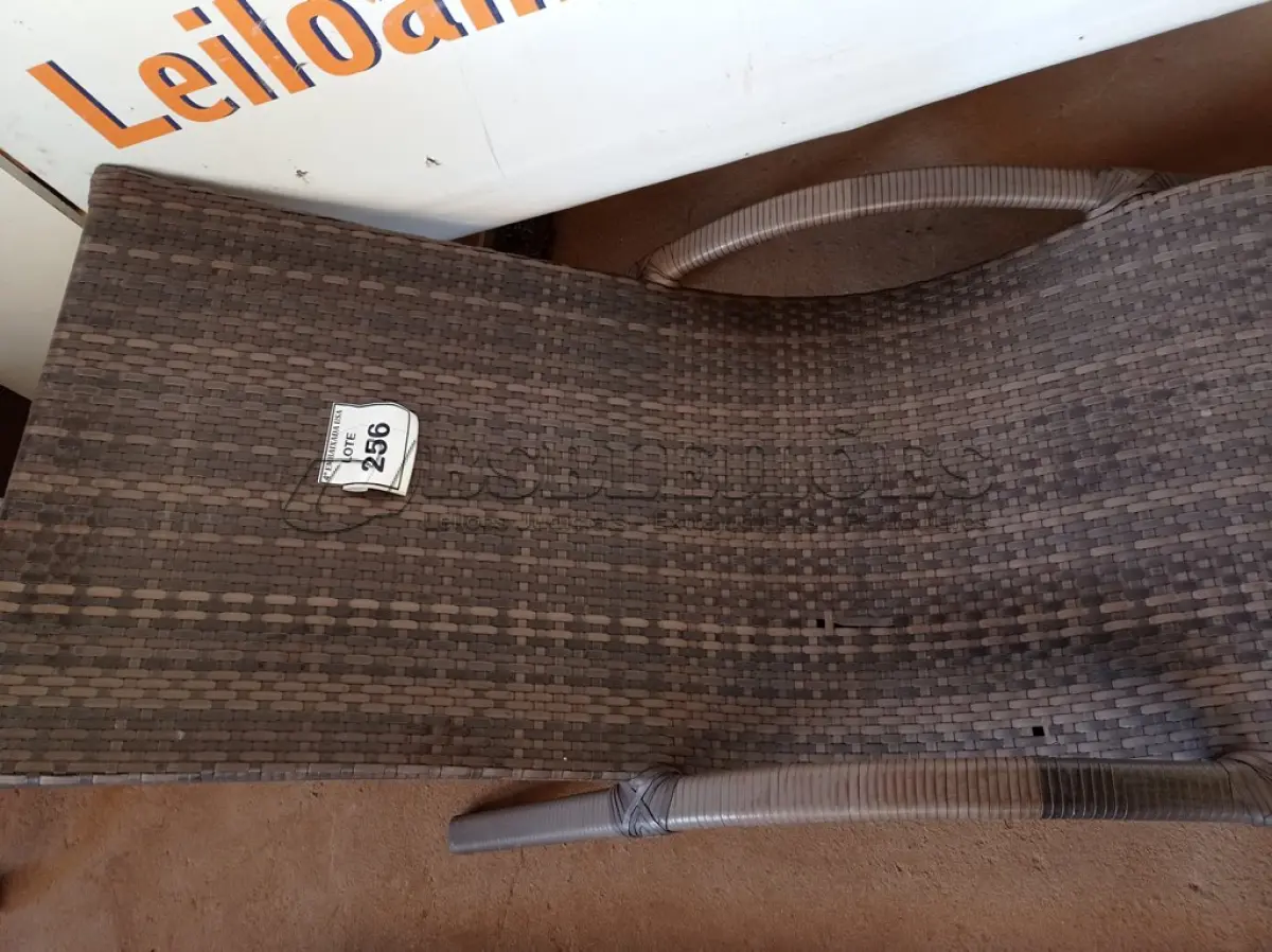 LOTE 256 - 01 ESPREGUIÇADEIRA PARA PISCINA (LOUNGE CHAIR). (NO ESTADO EM QUE SE ENCONTRA. SUJEITO A AVARIAS OCULTAS/VISÍVEIS.) AV9505K