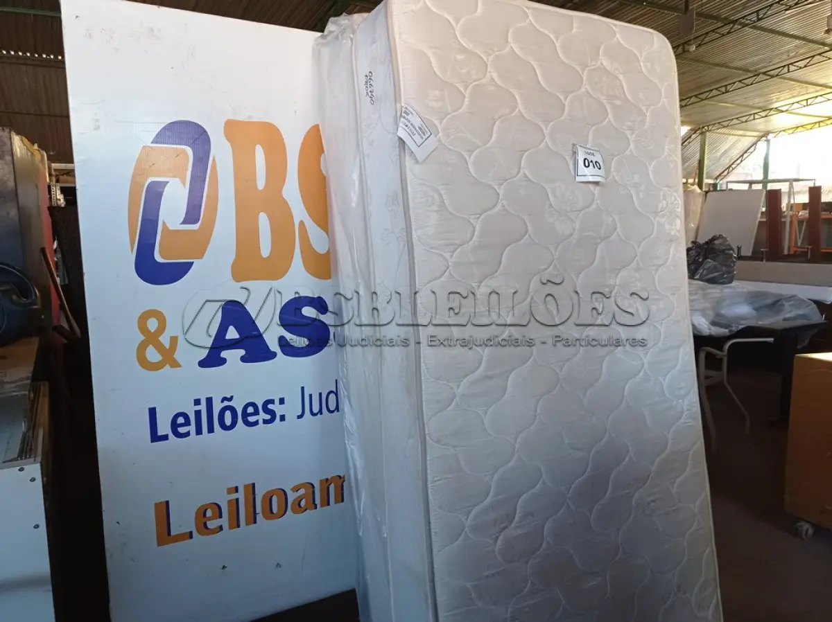 LOTE 010 - 01 COLCHÃO DE SOLTEIRO COM BASE (TWIN BED (MATTRESS+BOX). (NO ESTADO EM QUE SE ENCONTRA. SUJEITO A AVARIAS OCULTAS/VISÍVEIS.) AV9973W, AV9377M