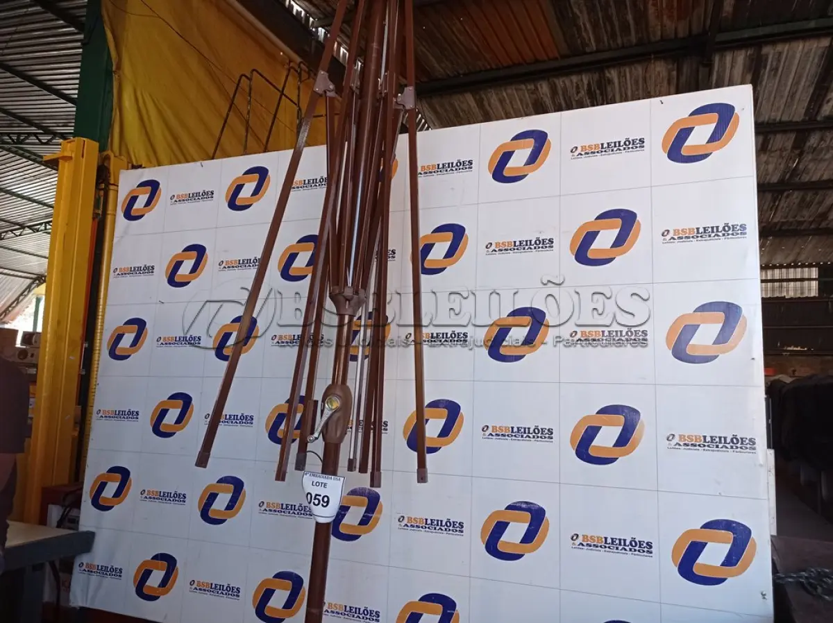 LOTE 059 - 01 ARMAÇÃO DE OMBRELONE SEM O TOLDO COM BASE DE CONCRETO (UMBRELLA).  (NO ESTADO EM QUE SE ENCONTRA. SUJEITO A AVARIAS OCULTAS/VISÍVEIS.) BH1525J