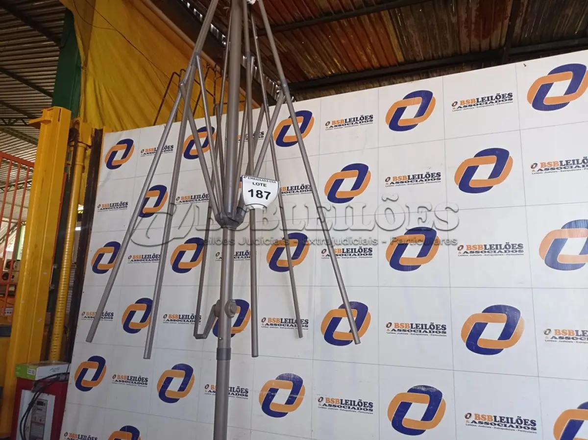 LOTE 187 - 01 ARMAÇÃO DE OMBRELONE SEM O TOLDO COM BASE DE CONCRETO (UMBRELLA). (NO ESTADO EM QUE SE ENCONTRA. SUJEITO A AVARIAS OCULTAS/VISÍVEIS.) BH1552V