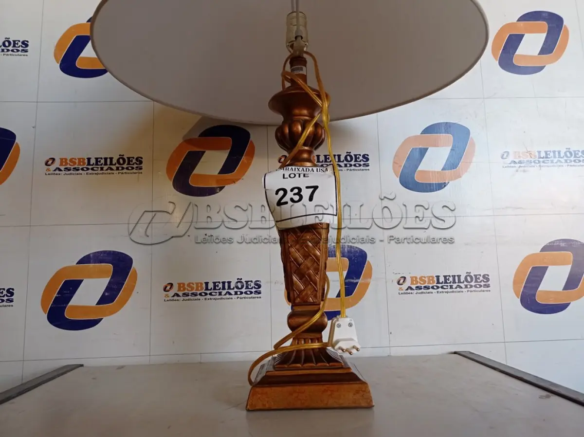 LOTE 237 - 01 ABAJUR COM CÚPULA (LAMP). (NO ESTADO EM QUE SE ENCONTRA. SUJEITO A AVARIAS OCULTAS/VISÍVEIS.) AV9325W