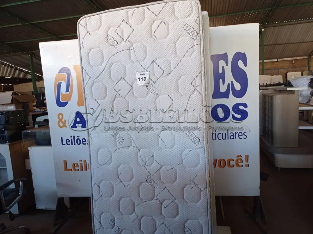 LOTE 110 - 01 COLCHÃO DE SOLTEIRO COM BASE (TWIN BED (MATTRESS+BOX). (NO ESTADO EM QUE SE ENCONTRA. SUJEITO A AVARIAS OCULTAS/VISÍVEIS) AV9422C