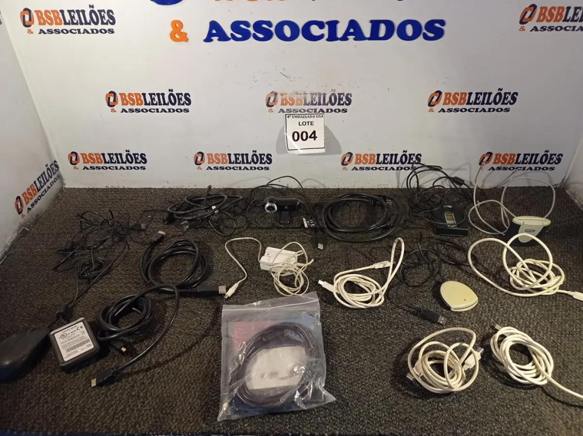 LOTE 004 - 01 LOTE COM 08 TECLADOS, 04 MOUSES, 02 BASES PARA MONITOR, 01 CARREGADOR PARA NOTEBOOK 16V, 01 LEITOR DE CARTÃO INTELIGENTE, 03 LEITORES/CODIFICADORES DE CARTÃO, 02 LEITORES BIOMÉTRICO E 01 WEBCAM LOGITECH. (NO ESTADO EM QUE SE ENCONTRA. SUJEITO A AVARIAS OCULTAS/VISÍVEIS.)0000044
