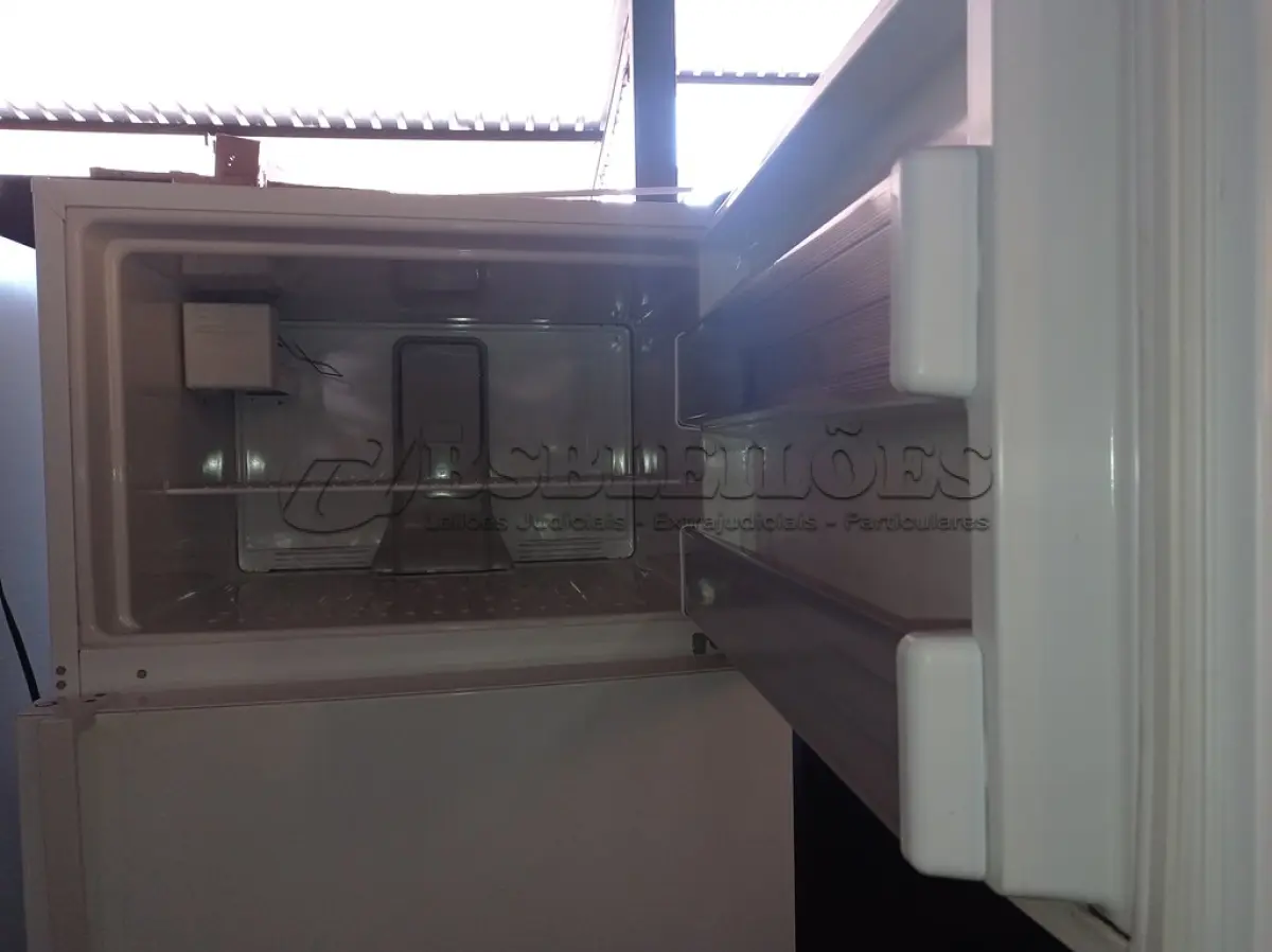 LOTE 295 - 01 GELADEIRA WHIRLPOOL MOD: WRT571SMYW00 115V. REFRIGERATOR. (NO ESTADO EM QUE SE ENCONTRA. SUJEITO A AVARIAS OCULTAS/VISÍVEIS.) AV9499U