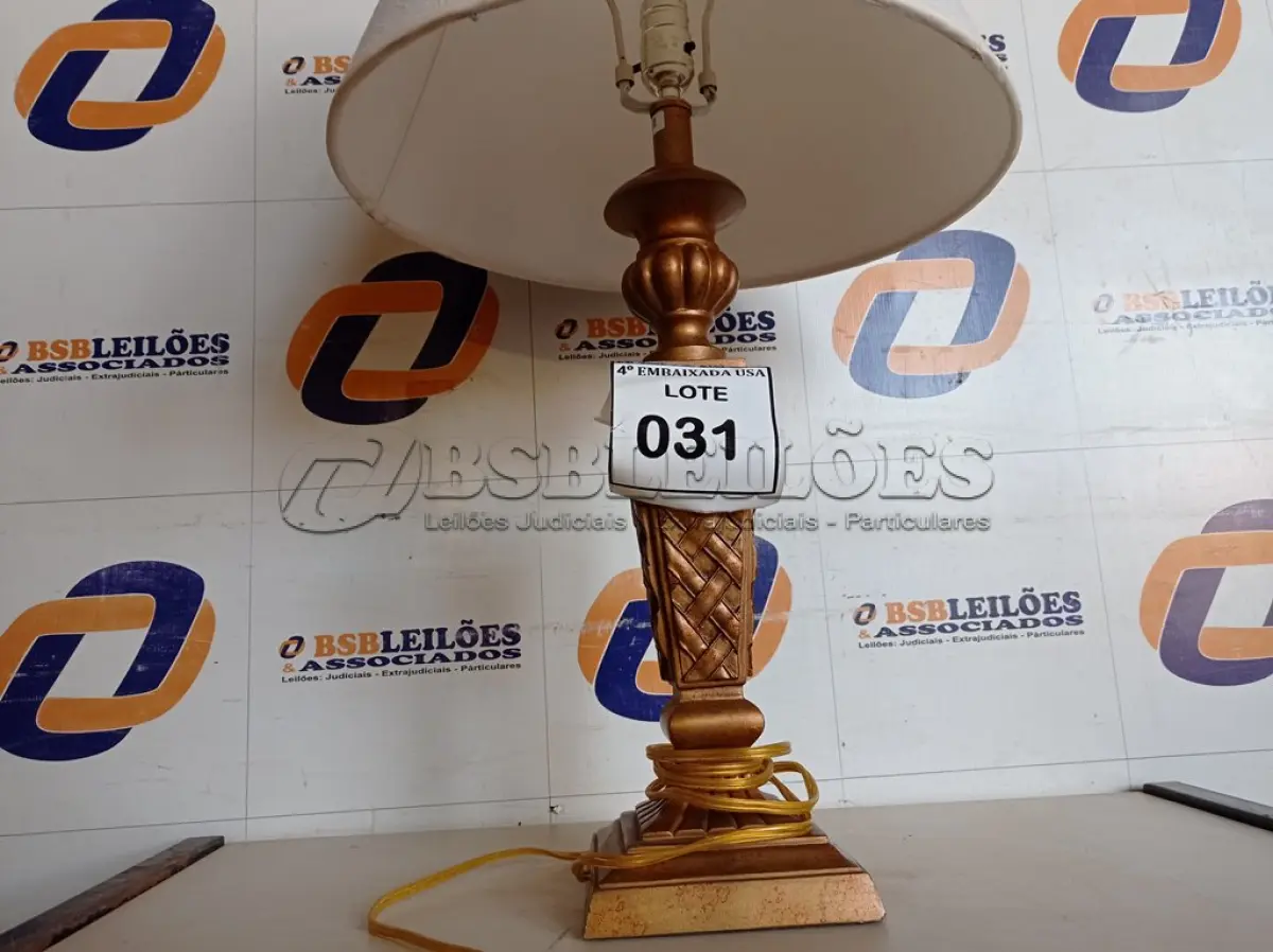 LOTE 031 - 01 ABAJUR COM CÚPULA. (NO ESTADO EM QUE SE ENCONTRA. SUJEITO A AVARIAS OCULTAS/VISÍVEIS.) BF8490B