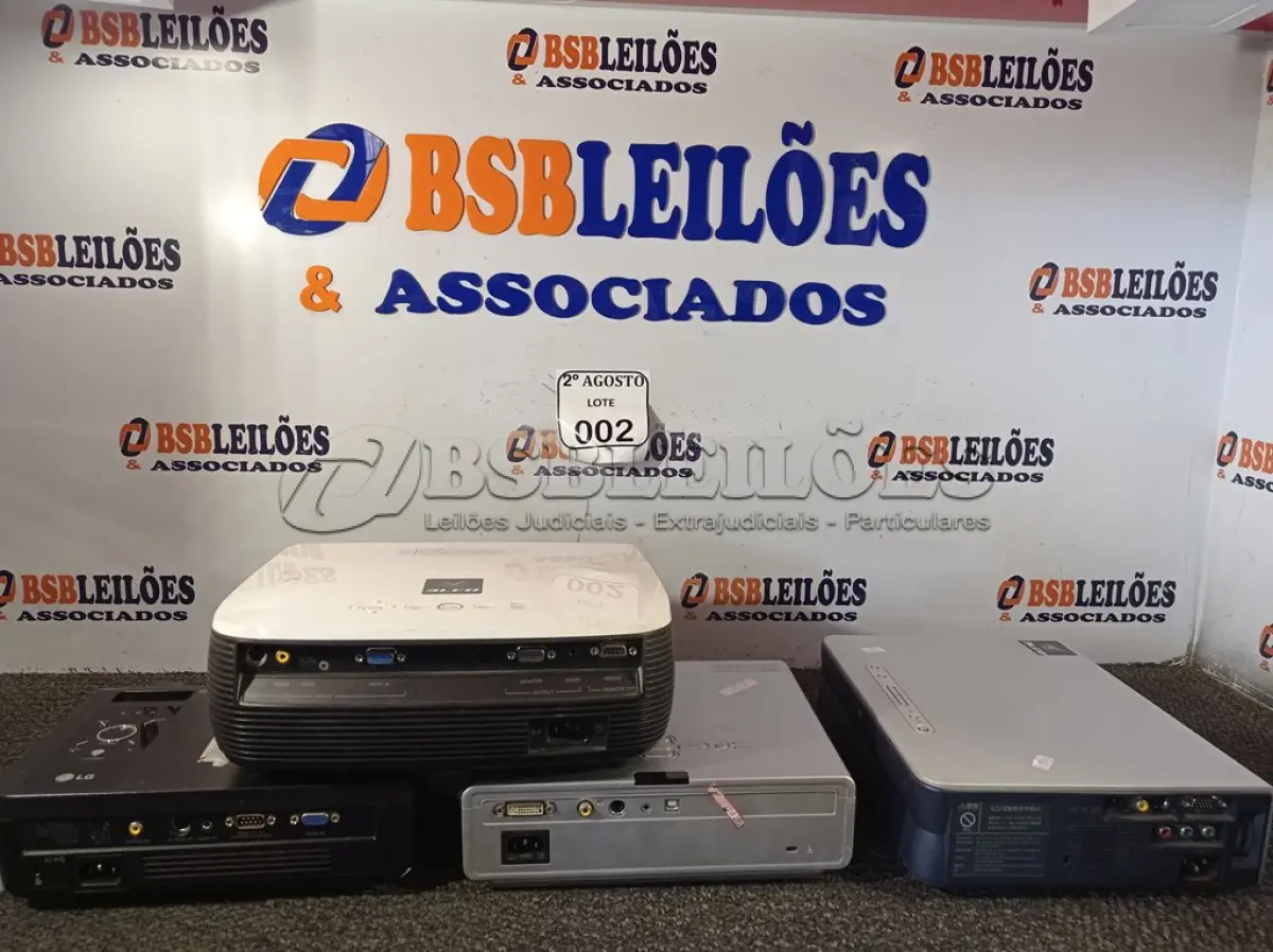 LOTE 002 - 04 PROJETORES PARA RETIRADA DE PEÇAS, MARCA E MODELO DIVERSOS. (NO ESTADO) ATENÇÃO! FAZER A VISITAÇÃO ANTES DE ARREMATAR, NÃO SABEMOS SE FUNCIONA. LEILÃO NÃO TEM GARANTIA E NEM DEVOLUÇÃO, SUJEITO A POSSÍVEIS AVARIAS VISÍVEIS/OCULTAS E/OU AUSÊNCIA DE COMPONENTES.