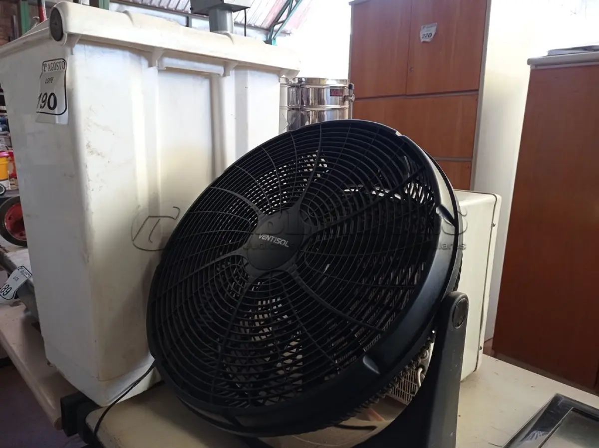 LOTE 190 - 01 PURIFICADOR DE ÁGUA, 01 VENTILADOR, 01 CAFETEIRA INOX E 01 LIXEIRA. (NO ESTADO) ATENÇÃO! FAZER A VISITAÇÃO ANTES DE ARREMATAR, NÃO SABEMOS SE FUNCIONA. LEILÃO NÃO TEM GARANTIA E NEM DEVOLUÇÃO, SUJEITO A POSSÍVEIS AVARIAS VISÍVEIS/OCULTAS E/OU AUSÊNCIA DE COMPONENTES.