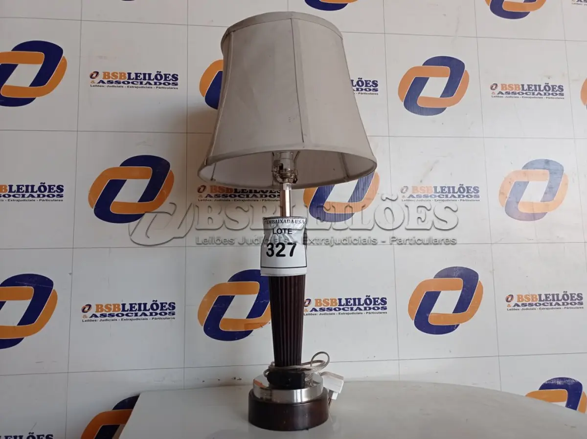 LOTE 327 - 01 ABAJUR COM A CÚPULA (LAMPHOSEHOLD, TABLE) (NO ESTADO EM QUE SE ENCONTRA. SUJEITO A AVARIAS OCULTAS/VISÍVEIS.) BF8555A 