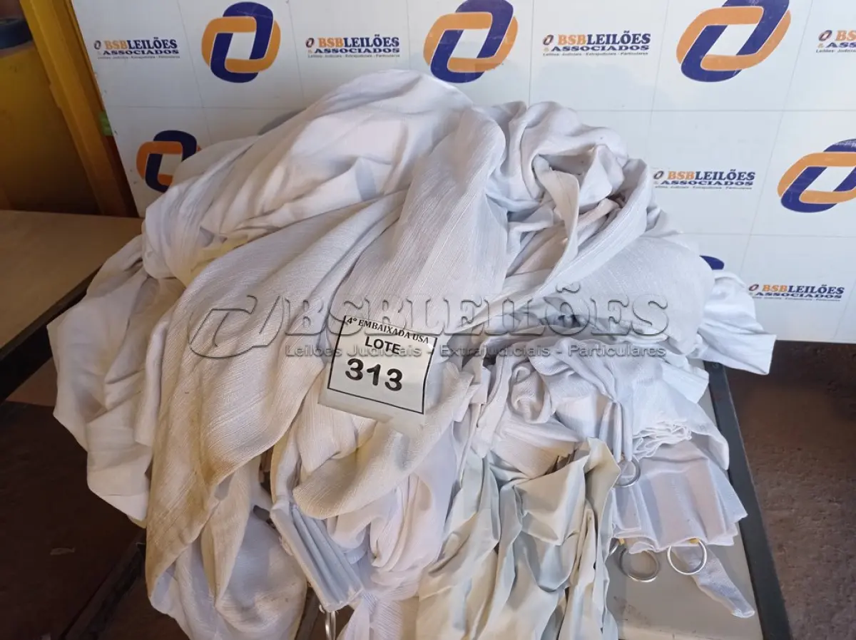 LOTE 313 - 01 LOTE COM 20 CORTINAS DIVERSAS (SACKS WITH CURTAINS). (NO ESTADO EM QUE SE ENCONTRA. SUJEITO A AVARIAS OCULTAS/VISÍVEIS.) 0000083