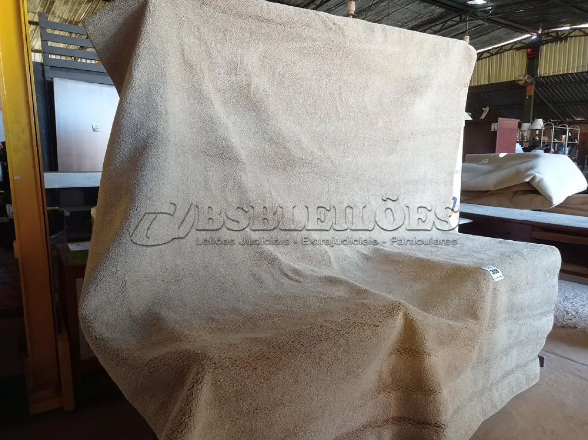 LOTE 308 - 01 TAPETE (RUG). (NO ESTADO EM QUE SE ENCONTRA. SUJEITO A AVARIAS OCULTAS/VISÍVEIS.) BH1472H