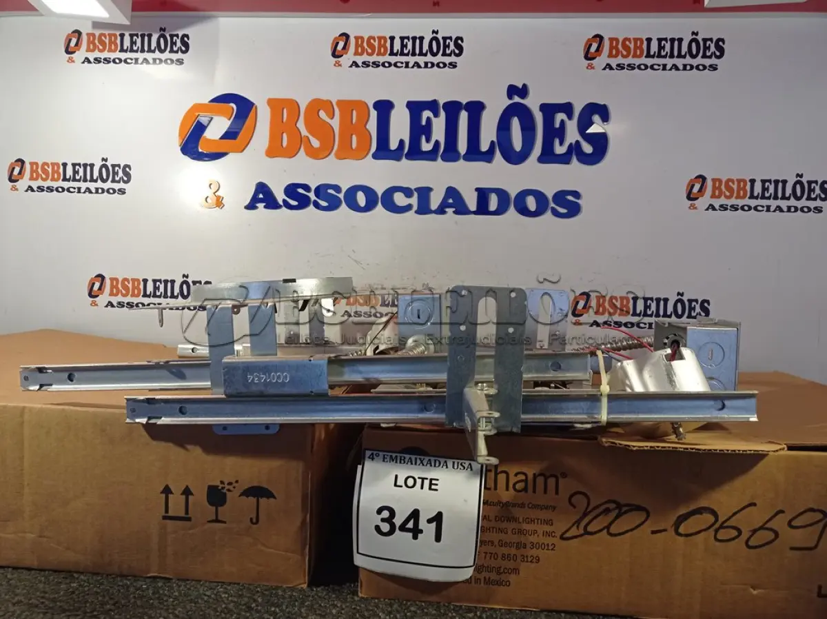 LOTE 341 - 03 PORTAS REFLETORES DE 6’’ AFV GOTHAM 26DTT 6MVOLT HSG. (LIGHTER SUPPERT). (NO ESTADO EM QUE SE ENCONTRA. SUJEITO A AVARIAS OCULTAS/VISÍVEIS.) 0000023