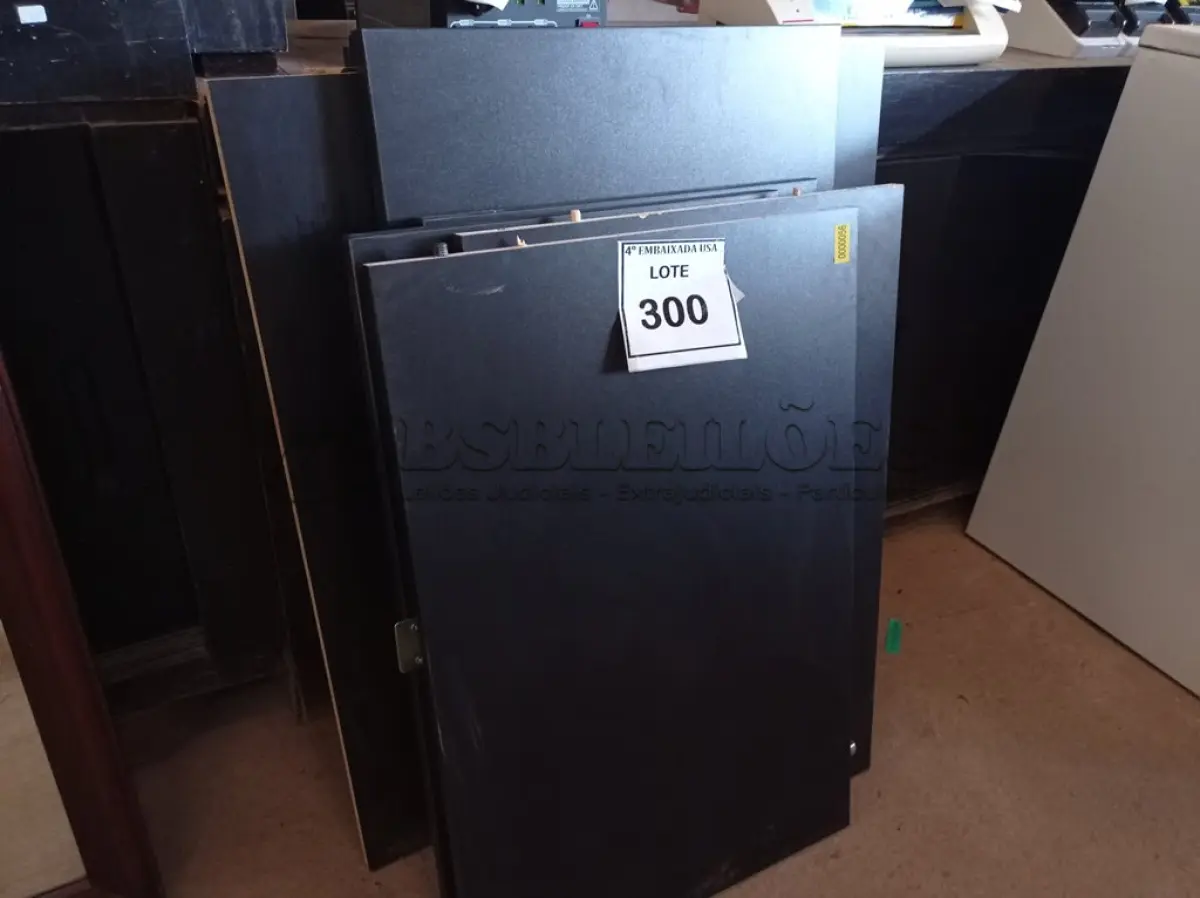 LOTE 300 - 01 ARMÁRIO EM MADEIRA DESMONTADO (CABINET). (NO ESTADO EM QUE SE ENCONTRA. SUJEITO A AVARIAS OCULTAS/VISÍVEIS.)0000056