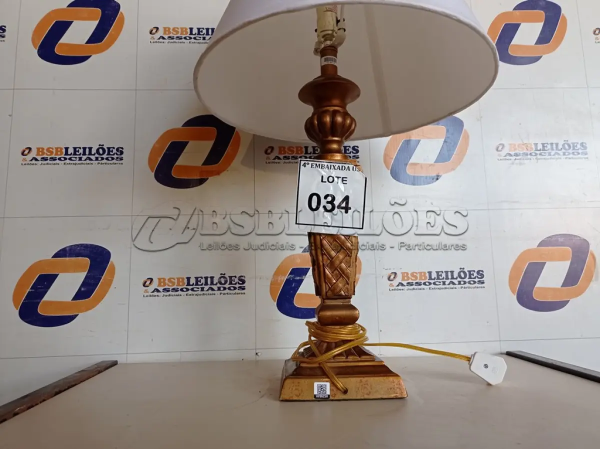 LOTE 034 - 01 ABAJUR COM CÚPULA LAMP. (NO ESTADO EM QUE SE ENCONTRA. SUJEITO A AVARIAS OCULTAS/VISÍVEIS.) AV9625H