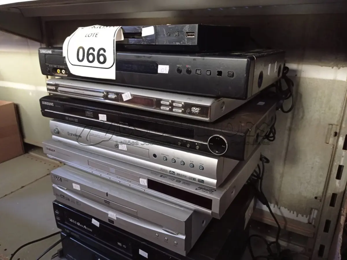 LOTE 066 - 02 VIDEOCASSETES E VÁRIOS APARELHOS DVDS MARCAS E MODELOS DIVERSOS. (NO ESTADO) ATENÇÃO! FAZER A VISITAÇÃO ANTES DE ARREMATAR, NÃO SABEMOS SE FUNCIONA. LEILÃO NÃO TEM GARANTIA E NEM DEVOLUÇÃO, SUJEITO A POSSÍVEIS AVARIAS VISÍVEIS/OCULTAS E/OU AUSÊNCIA DE COMPONENTES.