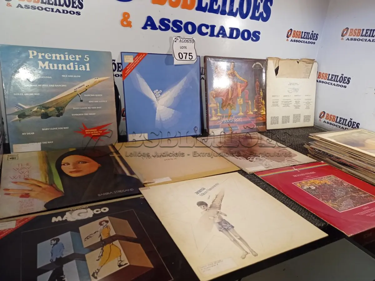 LOTE 075 - APROXIMADAMENTE 40 DISCOS DIVERSOS DE VINIL. (NO ESTADO) ATENÇÃO! FAZER A VISITAÇÃO ANTES DE ARREMATAR, NÃO SABEMOS SE FUNCIONA. LEILÃO NÃO TEM GARANTIA E NEM DEVOLUÇÃO, SUJEITO A POSSÍVEIS AVARIAS VISÍVEIS/OCULTAS E/OU AUSÊNCIA DE COMPONENTES.