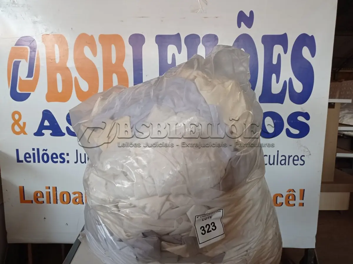 LOTE 323 - 01 LOTE COM 20 CORTINAS DIVERSAS (SACKS WITH CURTAINS). (NO ESTADO EM QUE SE ENCONTRA. SUJEITO A AVARIAS OCULTAS/VISÍVEIS.) 0000083
