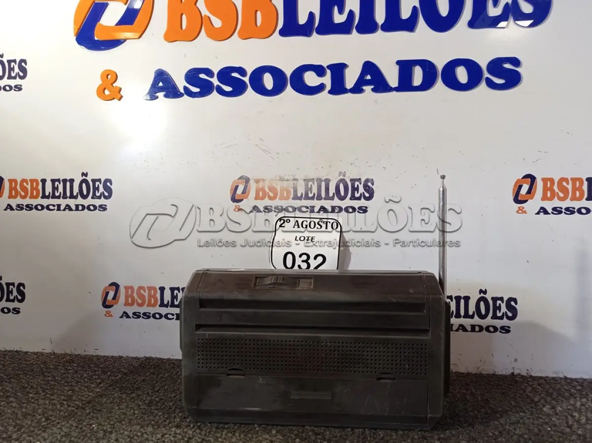 LOTE 032 - 01 RADIO ANTIGO MARCA PHILIPS RL301. (NO ESTADO) ATENÇÃO! FAZER A VISITAÇÃO ANTES DE ARREMATAR, NÃO SABEMOS SE FUNCIONA. LEILÃO NÃO TEM GARANTIA E NEM DEVOLUÇÃO, SUJEITO A POSSÍVEIS AVARIAS VISÍVEIS/OCULTAS E/OU AUSÊNCIA DE COMPONENTES.