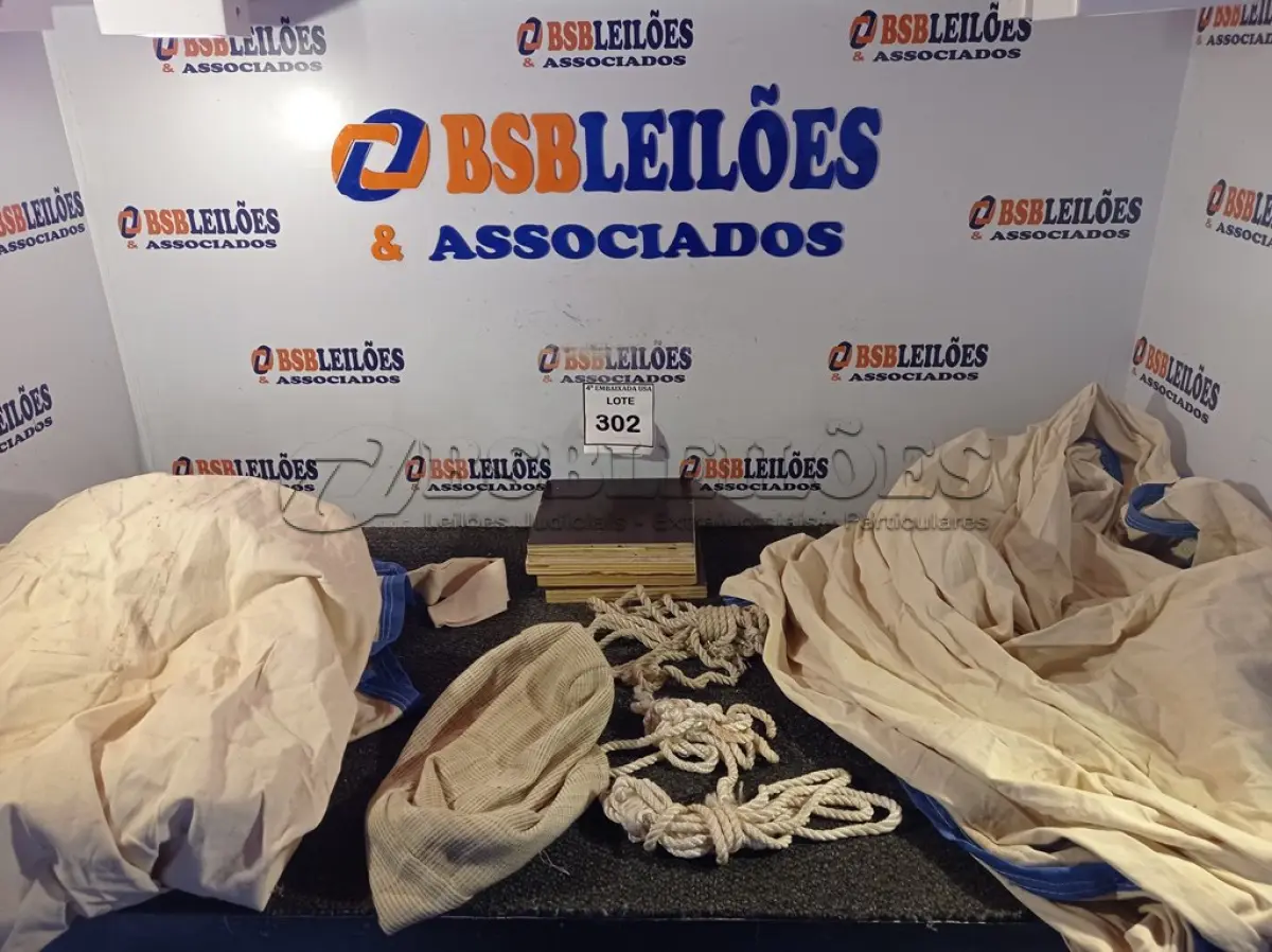 LOTE 302 - 01 LOTE COM ALMOFADAS DIVERSAS (SACKS WITH CURTAINS). (NO ESTADO EM QUE SE ENCONTRA. SUJEITO A AVARIAS OCULTAS/VISÍVEIS.)0000083