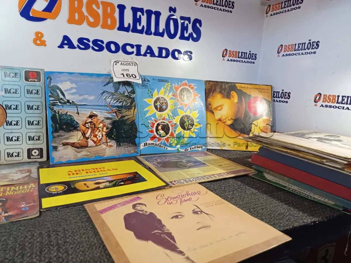 LOTE 160 - APROXIMADAMENTE 40 DISCOS DIVERSOS DE VINIL. (NO ESTADO) ATENÇÃO! FAZER A VISITAÇÃO ANTES DE ARREMATAR, NÃO SABEMOS SE FUNCIONA. LEILÃO NÃO TEM GARANTIA E NEM DEVOLUÇÃO, SUJEITO A POSSÍVEIS AVARIAS VISÍVEIS/OCULTAS E/OU AUSÊNCIA DE COMPONENTES.