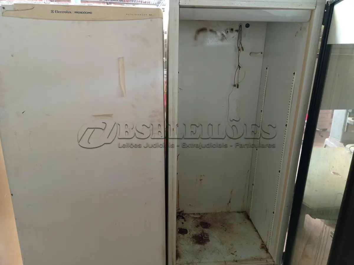 LOTE 211 - 01 CERVEJEIRA E 01 GELADEIRA ELECTROLUX PARA A RETIRADA DE PEÇAS. (NO ESTADO) ATENÇÃO! FAZER A VISITAÇÃO ANTES DE ARREMATAR, NÃO SABEMOS SE FUNCIONA. LEILÃO NÃO TEM GARANTIA E NEM DEVOLUÇÃO, SUJEITO A POSSÍVEIS AVARIAS VISÍVEIS/OCULTAS E/OU AUSÊNCIA DE COMPONENTES.