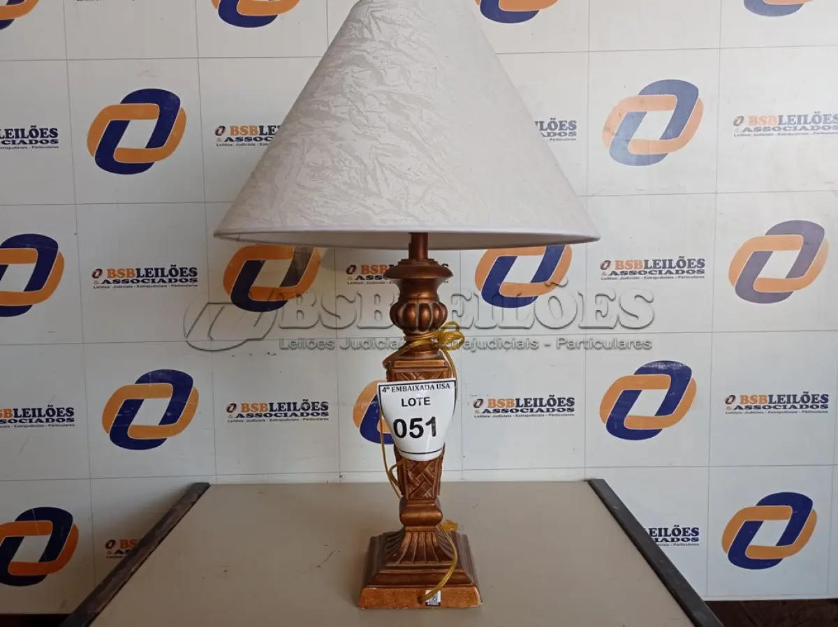 LOTE 051 - 01 ABAJUR COM CÚPULA LAMP. (NO ESTADO EM QUE SE ENCONTRA. SUJEITO A AVARIAS OCULTAS/VISÍVEIS.) AV9960S