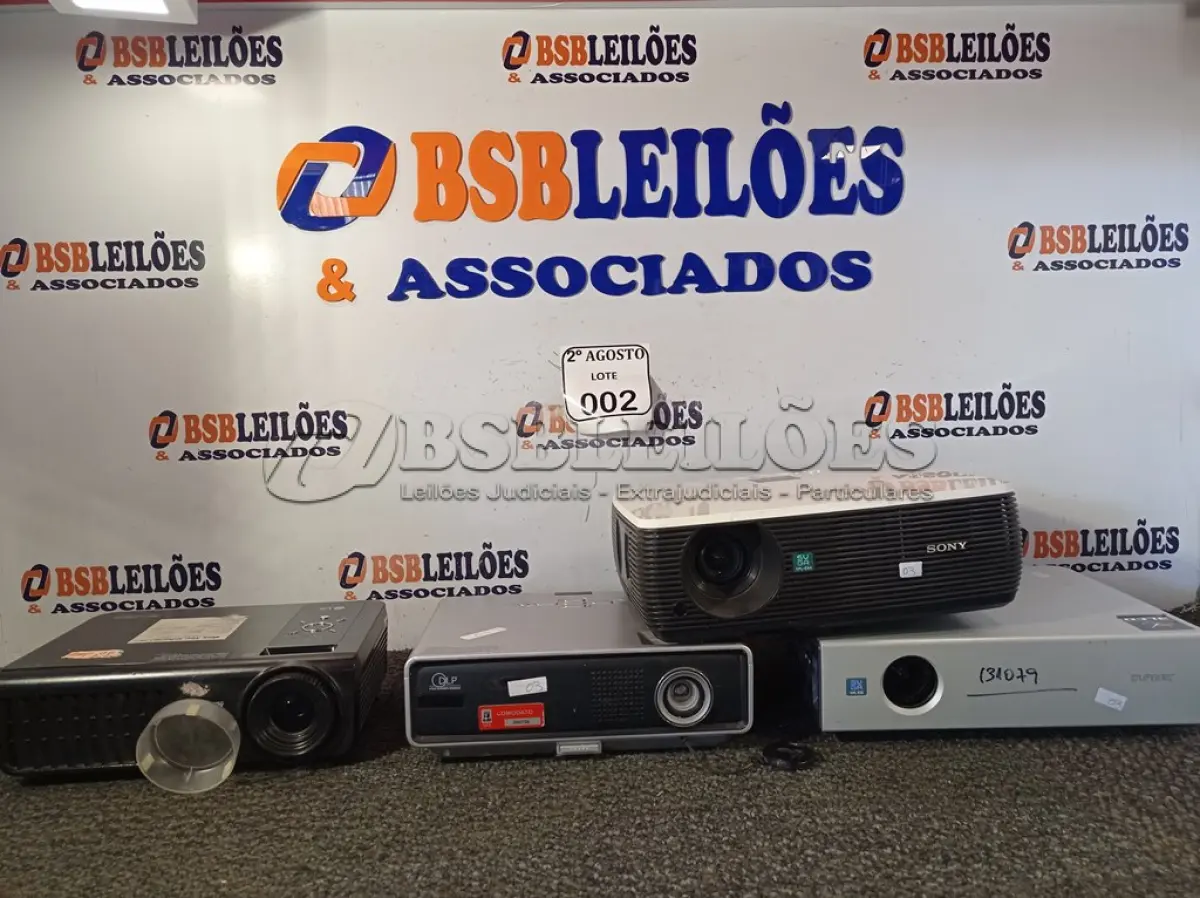 LOTE 002 - 04 PROJETORES PARA RETIRADA DE PEÇAS, MARCA E MODELO DIVERSOS. (NO ESTADO) ATENÇÃO! FAZER A VISITAÇÃO ANTES DE ARREMATAR, NÃO SABEMOS SE FUNCIONA. LEILÃO NÃO TEM GARANTIA E NEM DEVOLUÇÃO, SUJEITO A POSSÍVEIS AVARIAS VISÍVEIS/OCULTAS E/OU AUSÊNCIA DE COMPONENTES.