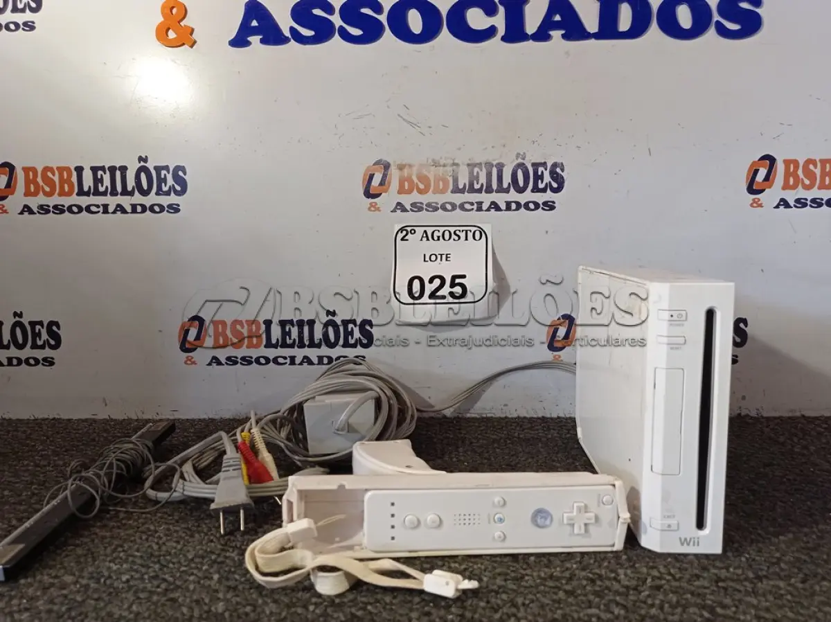 LOTE 025 - 01 CONSOLE WII COM FONTE E 01 PISTOLA CONTROLE. (NO ESTADO) ATENÇÃO! FAZER A VISITAÇÃO ANTES DE ARREMATAR, NÃO SABEMOS SE FUNCIONA. LEILÃO NÃO TEM GARANTIA E NEM DEVOLUÇÃO, SUJEITO A POSSÍVEIS AVARIAS VISÍVEIS/OCULTAS E/OU AUSÊNCIA DE COMPONENTES.