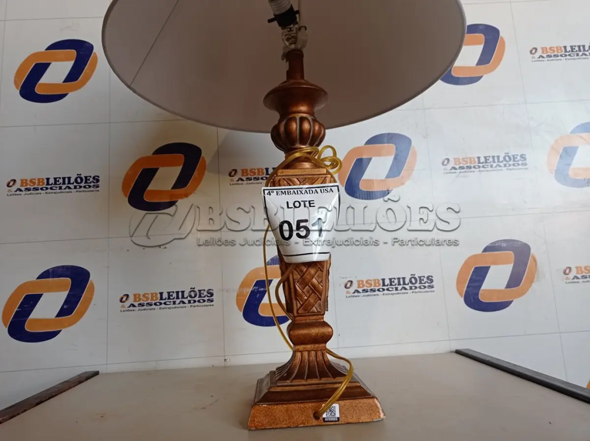 LOTE 051 - 01 ABAJUR COM CÚPULA LAMP. (NO ESTADO EM QUE SE ENCONTRA. SUJEITO A AVARIAS OCULTAS/VISÍVEIS.) AV9960S