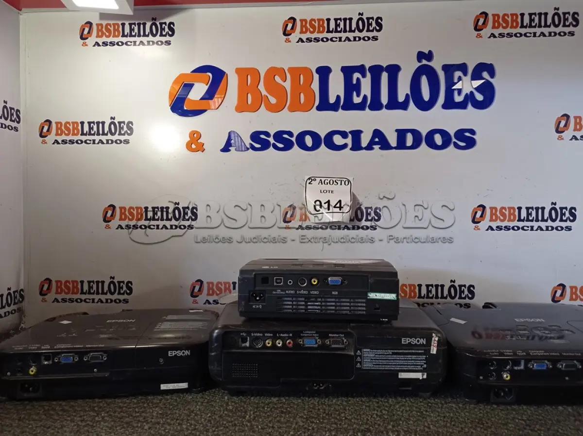 LOTE 014 - 04 PROJETORES PARA RETIRADAS DE PEÇAS, MARCAS E MODELOS DIVERSOS. (NO ESTADO) ATENÇÃO! FAZER A VISITAÇÃO ANTES DE ARREMATAR, NÃO SABEMOS SE FUNCIONA. LEILÃO NÃO TEM GARANTIA E NEM DEVOLUÇÃO, SUJEITO A POSSÍVEIS AVARIAS VISÍVEIS/OCULTAS E/OU AUSÊNCIA DE COMPONENTES.