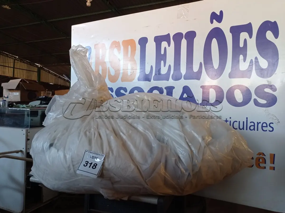 LOTE 318 - 01 LOTE COM 20 CORTINAS DIVERSAS (SACKS WITH CURTAINS). (NO ESTADO EM QUE SE ENCONTRA. SUJEITO A AVARIAS OCULTAS/VISÍVEIS.) 0000083