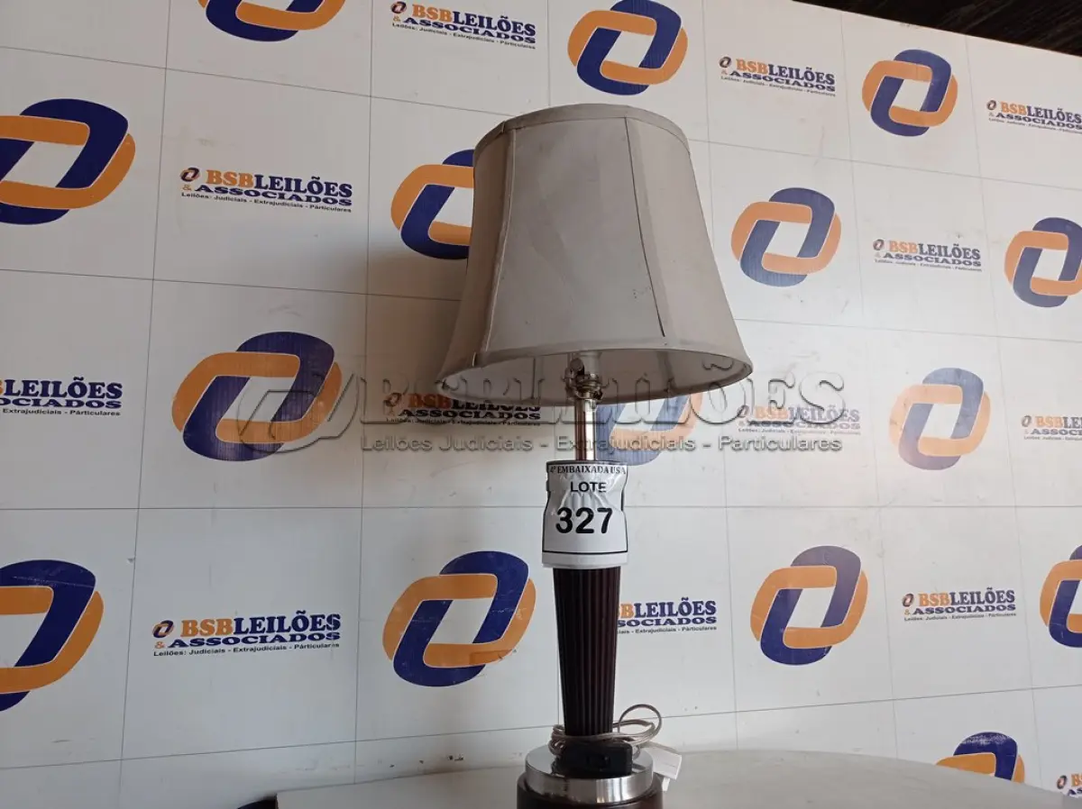 LOTE 327 - 01 ABAJUR COM A CÚPULA (LAMPHOSEHOLD, TABLE) (NO ESTADO EM QUE SE ENCONTRA. SUJEITO A AVARIAS OCULTAS/VISÍVEIS.) BF8555A 