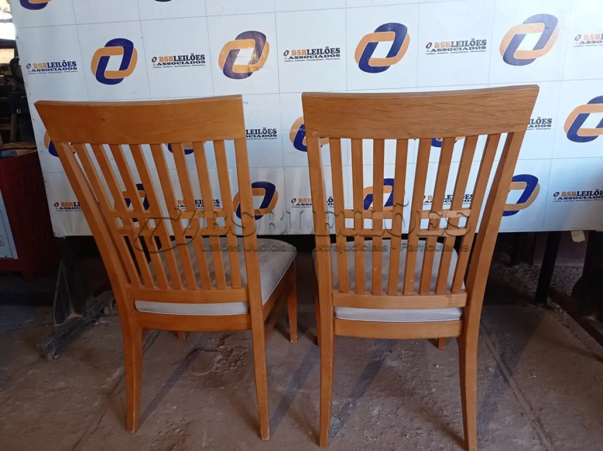 LOTE 139 - 02 CADEIRAS PÉS EM MADEIRA (CHAIR). (NO ESTADO EM QUE SE ENCONTRA. SUJEITO A AVARIAS OCULTAS/VISÍVEIS.) AV9384C, BF8524M