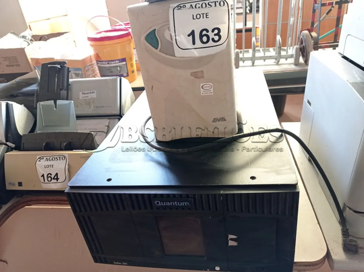LOTE 163 - 01 NOBREAK MARCA SMS 2000W, 01 SERVIDOR MARCA QUANTUM PARA A RETIRADA DE PEÇAS E UMA FONTE AVULSA. (NO ESTADO) ATENÇÃO! FAZER A VISITAÇÃO ANTES DE ARREMATAR, NÃO SABEMOS SE FUNCIONA. LEILÃO NÃO TEM GARANTIA E NEM DEVOLUÇÃO, SUJEITO A POSSÍVEIS AVARIAS VISÍVEIS/OCULTAS E/OU AUSÊNCIA DE COMPONENTES.