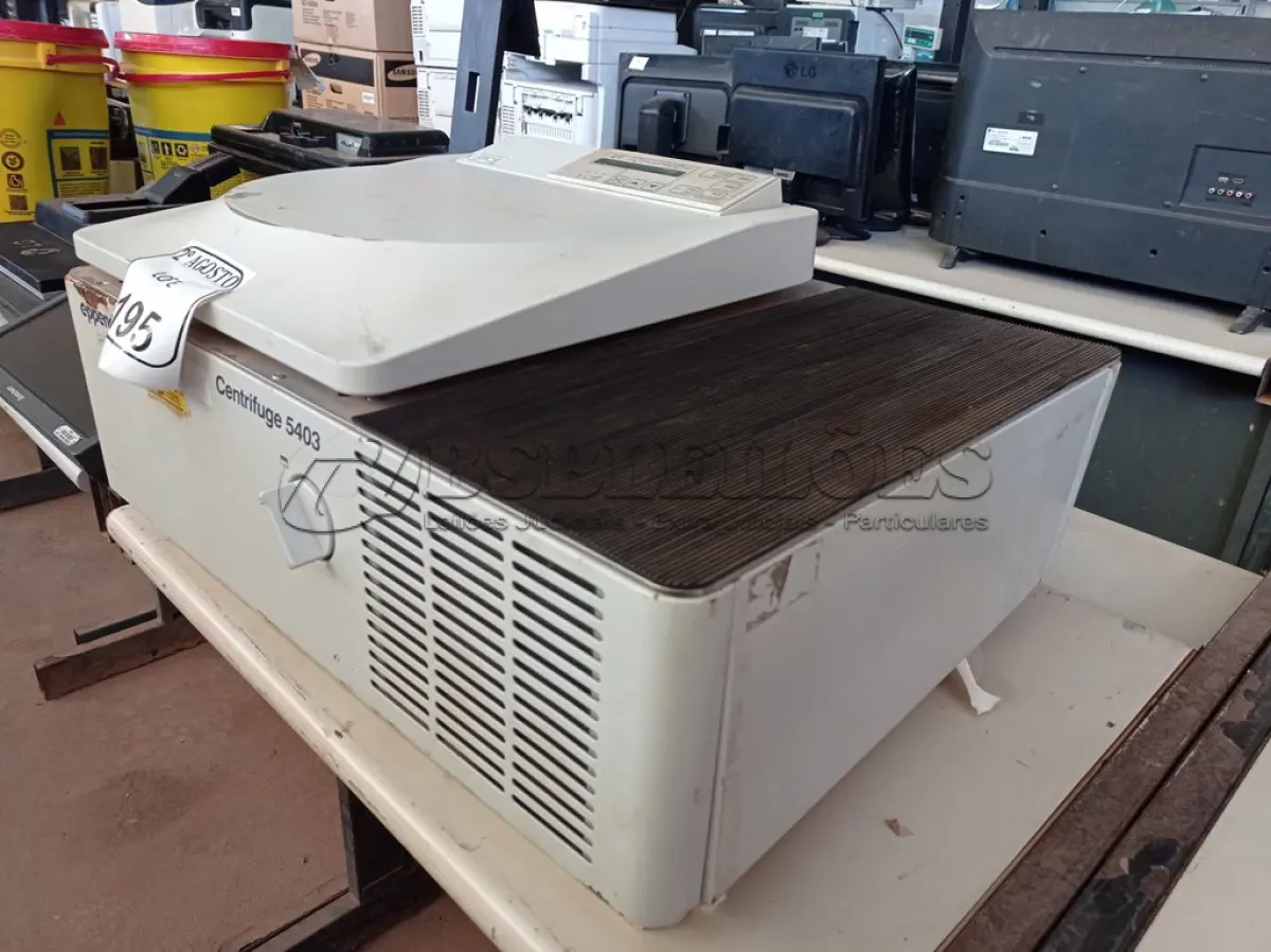 LOTE 195 - 01 CENTRIFUGA MARCA EPPENDORF. (NO ESTADO) ATENÇÃO! FAZER A VISITAÇÃO ANTES DE ARREMATAR, NÃO SABEMOS SE FUNCIONA. LEILÃO NÃO TEM GARANTIA E NEM DEVOLUÇÃO, SUJEITO A POSSÍVEIS AVARIAS VISÍVEIS/OCULTAS E/OU AUSÊNCIA DE COMPONENTES.