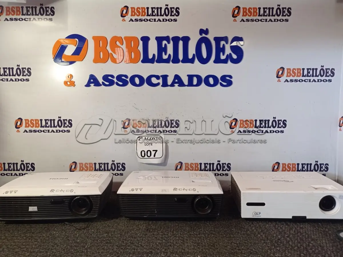 LOTE 007 - 03 PROJETORES PARA RETIRADA DE PEÇAS, MARCAS E MODELOS DIVERSOS. (NO ESTADO) ATENÇÃO! FAZER A VISITAÇÃO ANTES DE ARREMATAR, NÃO SABEMOS SE FUNCIONA. LEILÃO NÃO TEM GARANTIA E NEM DEVOLUÇÃO, SUJEITO A POSSÍVEIS AVARIAS VISÍVEIS/OCULTAS E/OU AUSÊNCIA DE COMPONENTES.