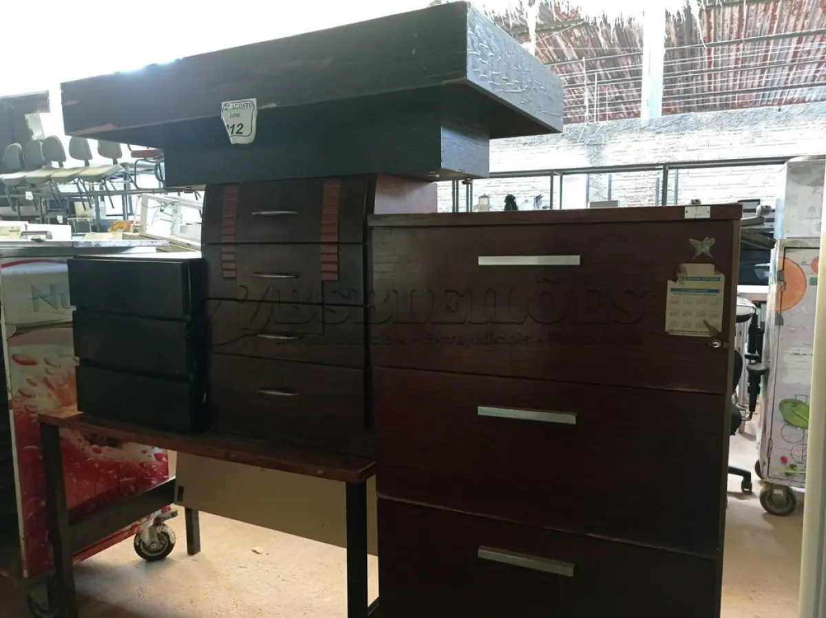 LOTE 212 - 01 ARQUIVO COM 04 GAVETAS, 02 GAVETEIROS E 01 MESA E UMA BASE DE MESA DE CENTRO. (NO ESTADO) ATENÇÃO! FAZER A VISITAÇÃO ANTES DE ARREMATAR, NÃO SABEMOS SE FUNCIONA. LEILÃO NÃO TEM GARANTIA E NEM DEVOLUÇÃO, SUJEITO A POSSÍVEIS AVARIAS VISÍVEIS/OCULTAS E/OU AUSÊNCIA DE COMPONENTES.