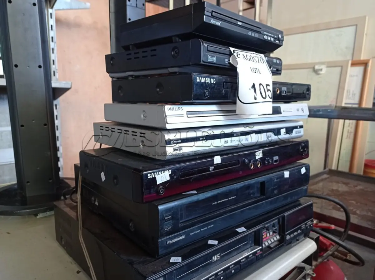 LOTE 105 - 02 VIDEOCASSETES E 06 APARELHOS DVS MARCAS E MODELOS DIVERSOS. (NO ESTADO) ATENÇÃO! FAZER A VISITAÇÃO ANTES DE ARREMATAR, NÃO SABEMOS SE FUNCIONA. LEILÃO NÃO TEM GARANTIA E NEM DEVOLUÇÃO, SUJEITO A POSSÍVEIS AVARIAS VISÍVEIS/OCULTAS E/OU AUSÊNCIA DE COMPONENTES.