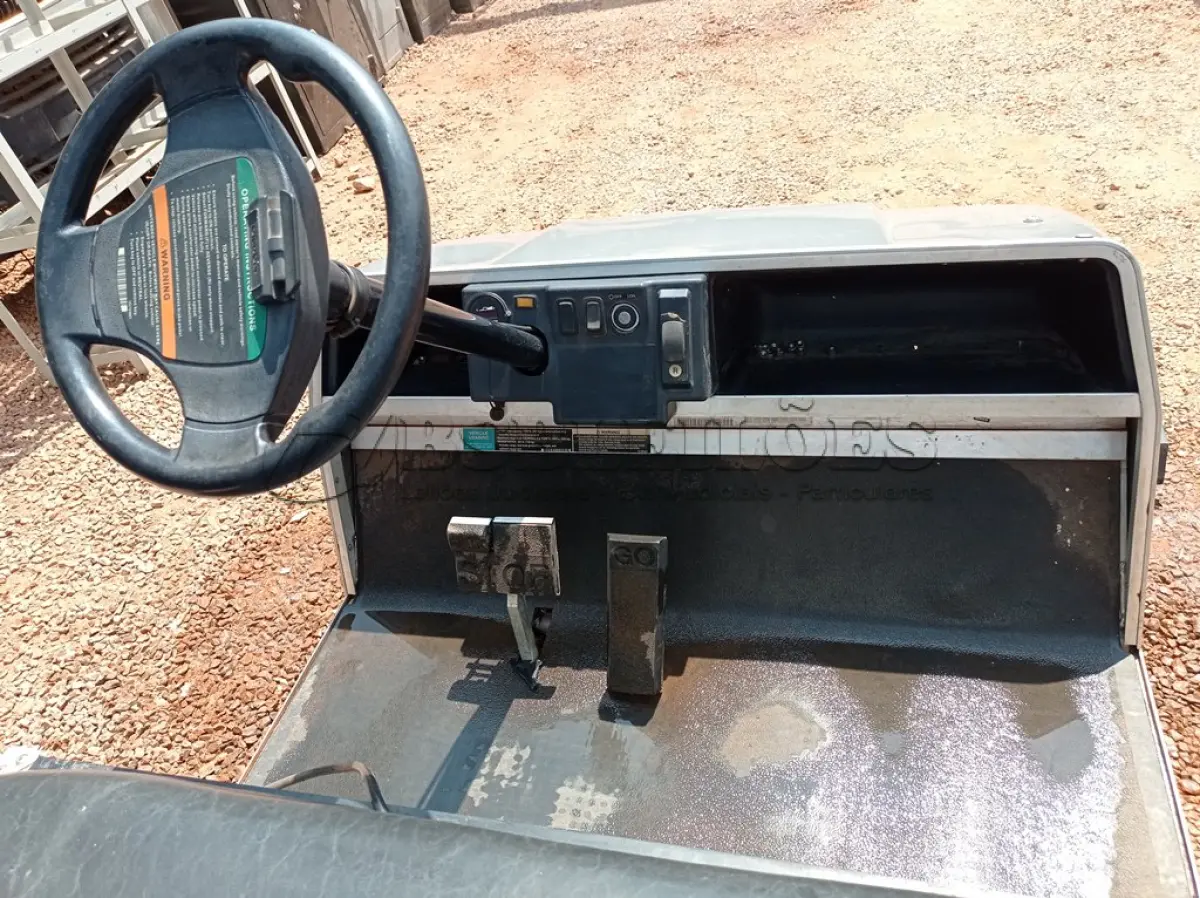 LOTE 324 - 01 CARRINHO DE GOLFE CLUB CAR CARRYALL 6. (NO ESTADO) (GOLF CART) (WITHOUT KEYS) (NO ESTADO EM QUE SE ENCONTRA. SUJEITO A AVARIAS OCULTAS/VISÍVEIS.) AV9497A