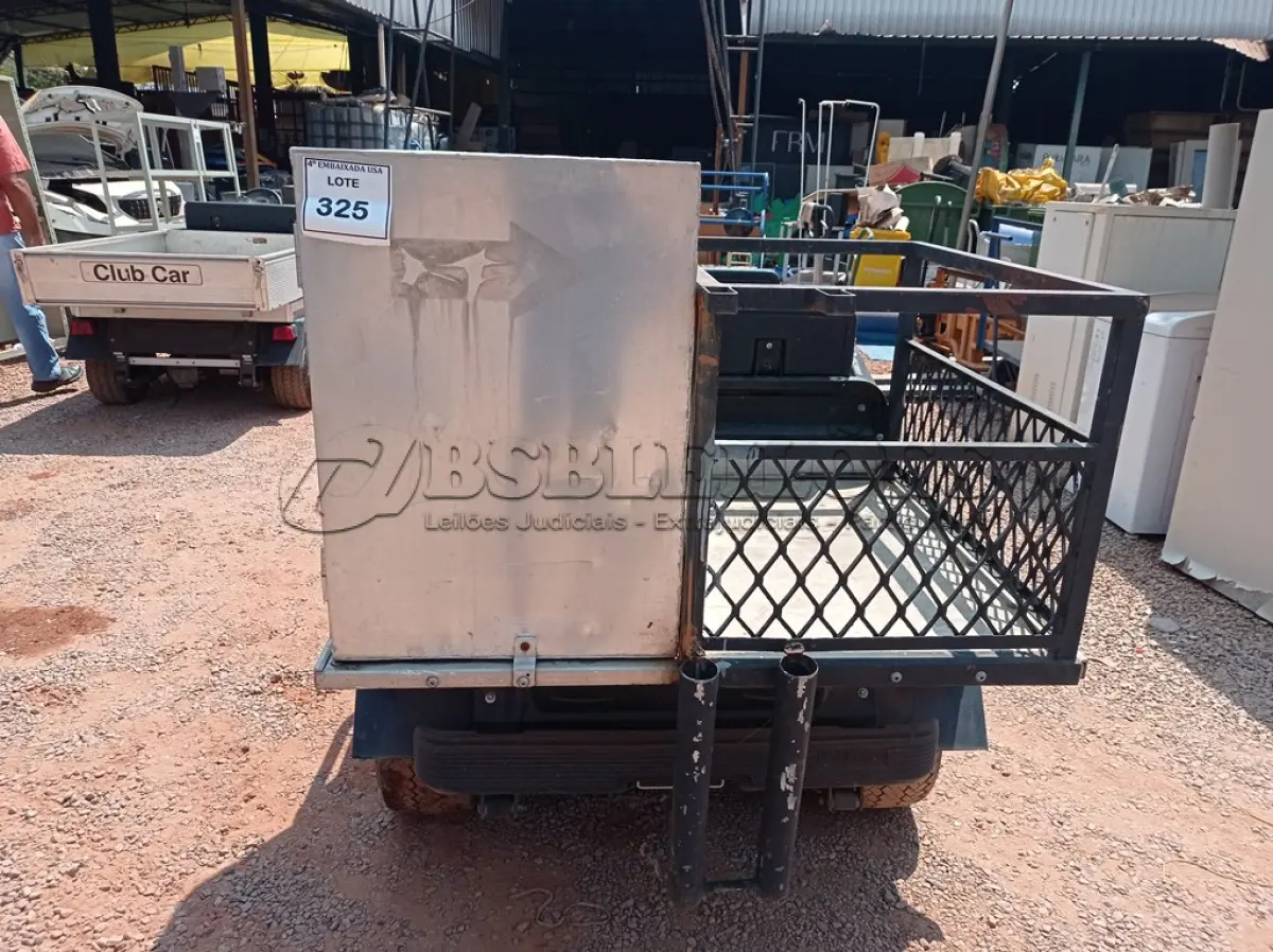 LOTE 325 - 01 CARRINHO DE GOLFE CLUB CAR TRANSPORTER 4. (NO ESTADO) (GOLF CART) (WITHOUT KEYS) (NO ESTADO EM QUE SE ENCONTRA. SUJEITO A AVARIAS OCULTAS/VISÍVEIS.) AV9495Y