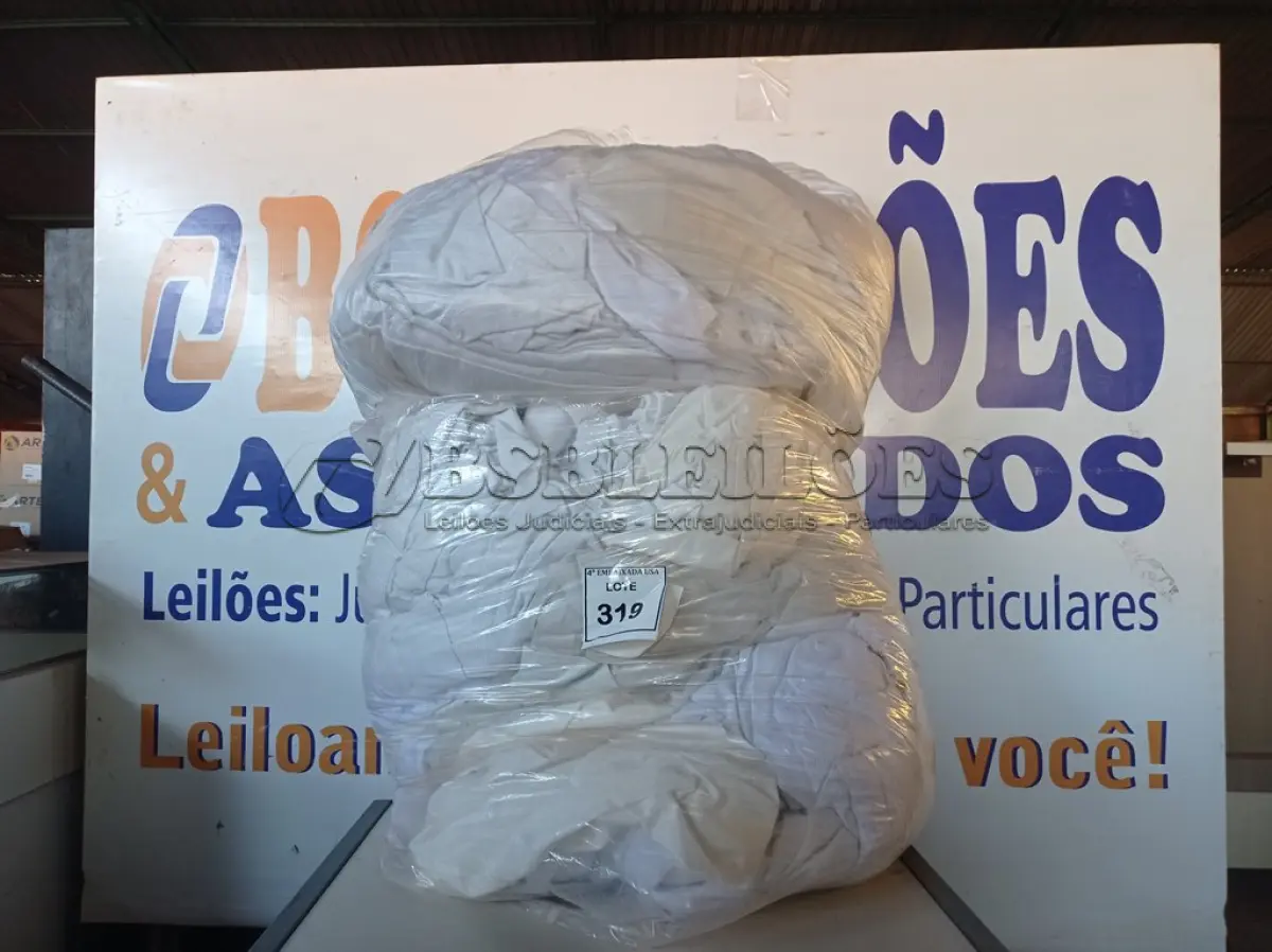 LOTE 319 - 01 LOTE COM 20 CORTINAS DIVERSAS (SACKS WITH CURTAINS). (NO ESTADO EM QUE SE ENCONTRA. SUJEITO A AVARIAS OCULTAS/VISÍVEIS.) 0000083