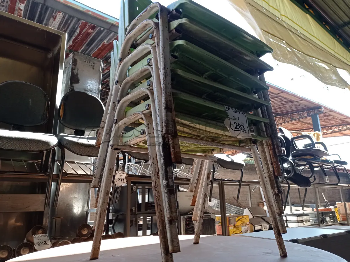 LOTE 263 - 06 CADEIRAS COM ACENTO BASE DE FERRO E ENCOSTO EM PLÁSTICO. (NO ESTADO) ATENÇÃO! FAZER A VISITAÇÃO ANTES DE ARREMATAR, NÃO SABEMOS SE FUNCIONA. LEILÃO NÃO TEM GARANTIA E NEM DEVOLUÇÃO, SUJEITO A POSSÍVEIS AVARIAS VISÍVEIS/OCULTAS E/OU AUSÊNCIA DE COMPONENTES.