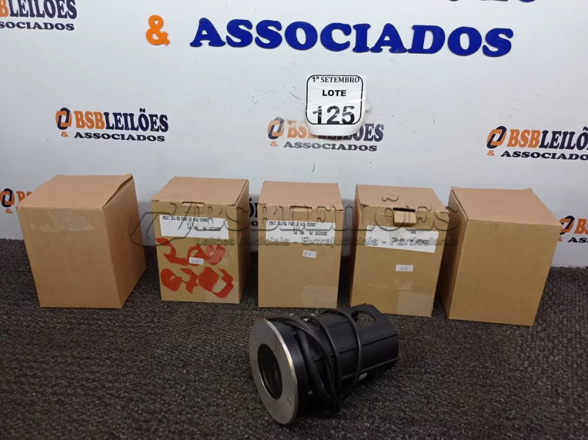 LOTE 125 - 06 LUMINÁRIAS DE SOLO. (NO ESTADO) ATENÇÃO! FAZER A VISITAÇÃO ANTES DE ARREMATAR, NÃO SABEMOS SE FUNCIONA. LEILÃO NÃO TEM GARANTIA E NEM DEVOLUÇÃO, SUJEITO A POSSÍVEIS AVARIAS VISÍVEIS/OCULTAS E/OU AUSÊNCIA DE COMPONENTES.