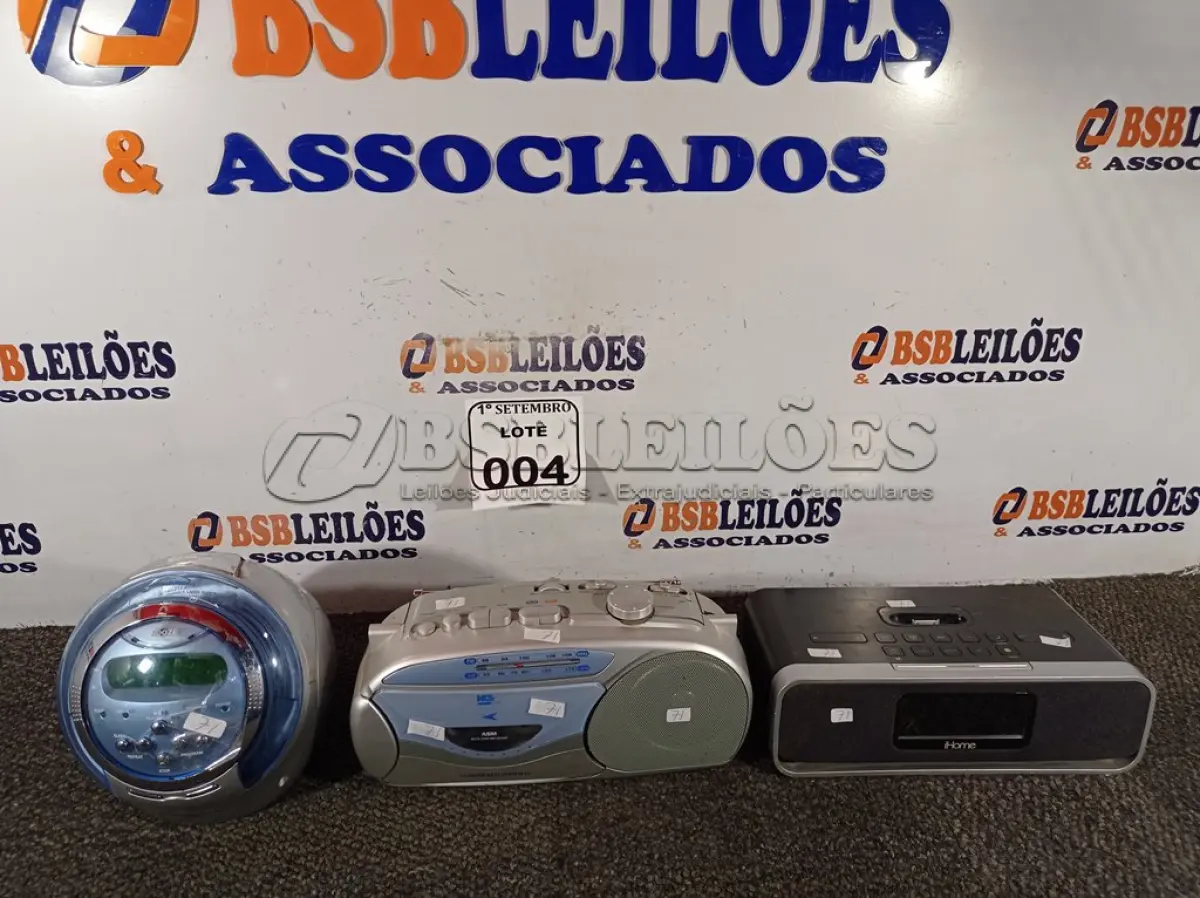 LOTE 004 - 03 RÁDIOS MODELOS DIVERSOS, SENDO 01 TOCA CDS, 01 MICROSYSTEM E 01 IHOME. (NO ESTADO) ATENÇÃO! FAZER A VISITAÇÃO ANTES DE ARREMATAR, NÃO SABEMOS SE FUNCIONA. LEILÃO NÃO TEM GARANTIA E NEM DEVOLUÇÃO, SUJEITO A POSSÍVEIS AVARIAS VISÍVEIS/OCULTAS E/OU AUSÊNCIA DE COMPONENTES.